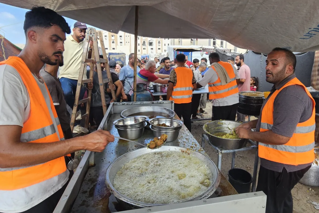 المطعم المجاني المتنقل لإغاثة النازحين في قطاع غزة